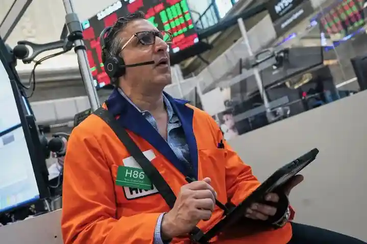Dow Hits Record as Oil Prices Fall and Non-AI U.S. Stocks Surge Dow Hits Record as Oil Prices Fall and Non-AI U.S. Stocks Surge
