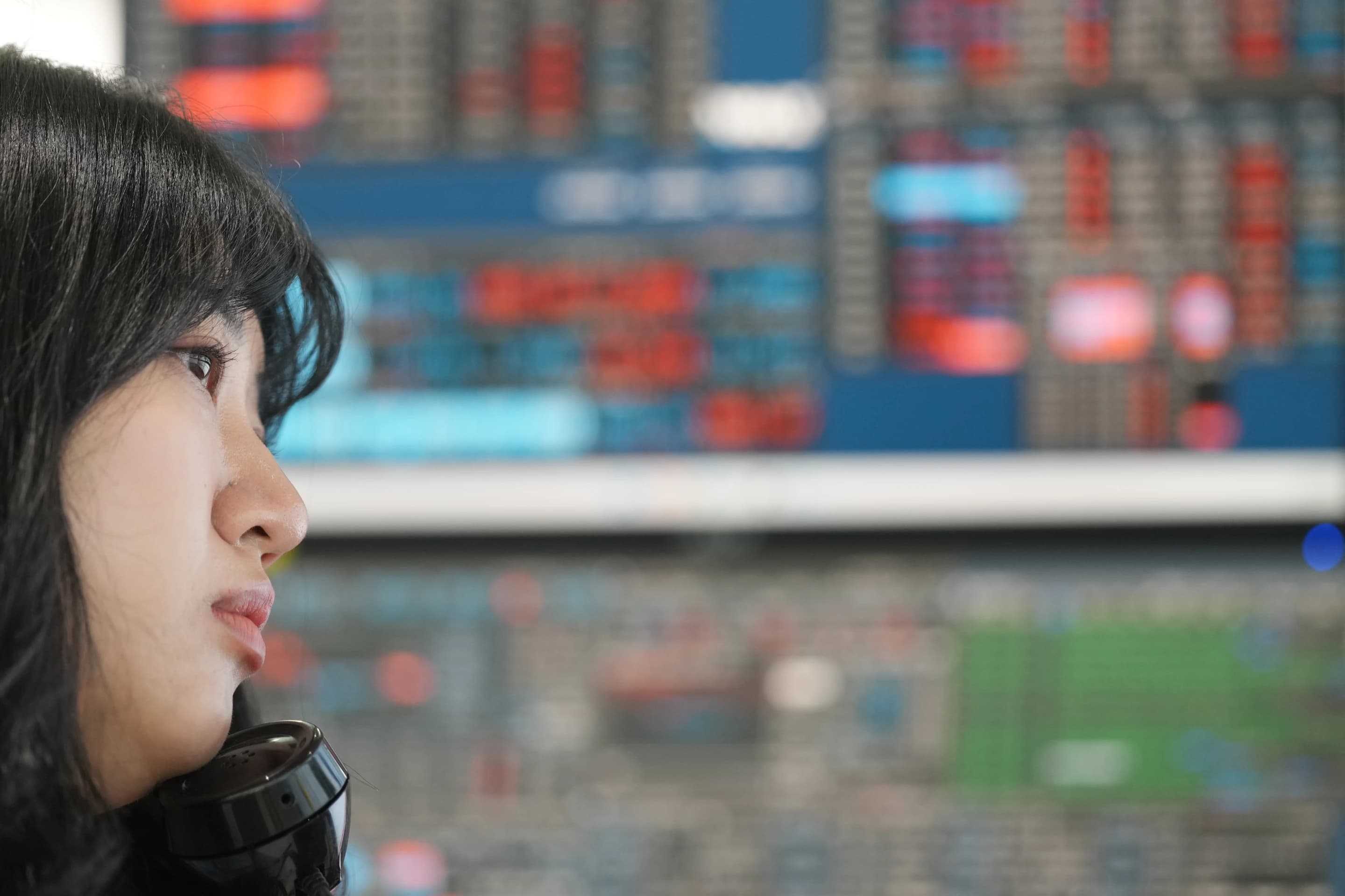 Global shares trade mixed as AI excitement fades and war worries persist Global shares trade mixed as AI excitement fades and war worries persist